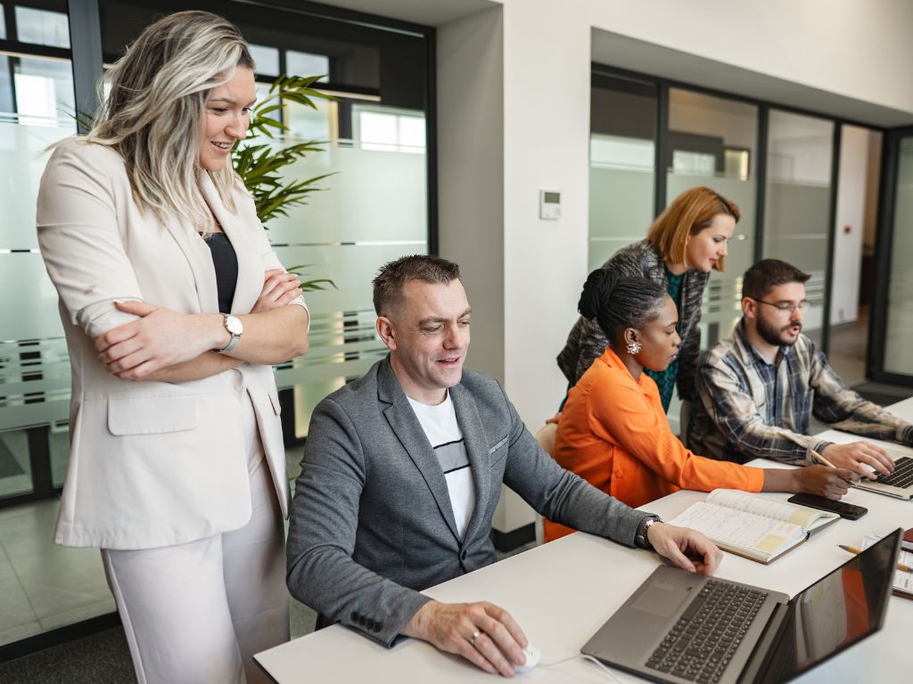 Colaboradores de RRHH buscando qué es Buk y cómo pueden integrarlo en su empresa.