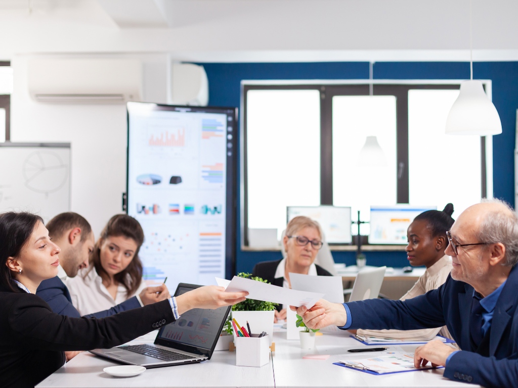 Profesionales utilizando herramientas digitales en un entorno corporativo, ejemplificando la optimización y escalabilidad que ofrecen las empresas de outsourcing.