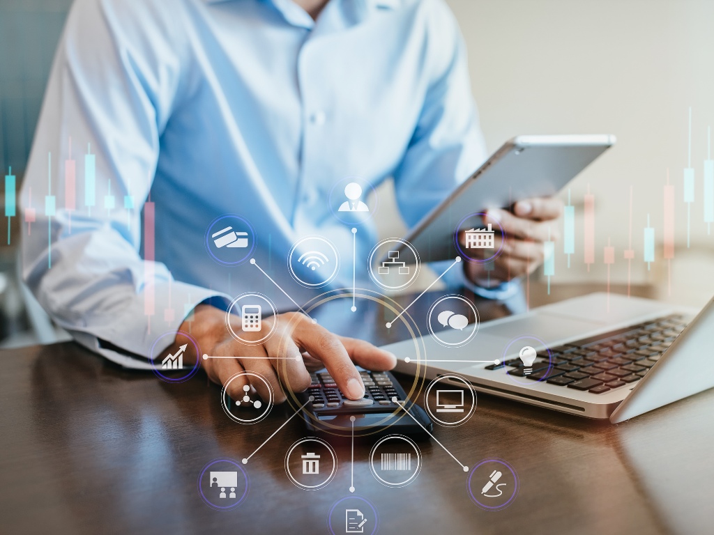 Un hombre utilizando diversos dispositivos, representando la centralización y el control en tiempo real que ofrece un software de Recursos Humanos.